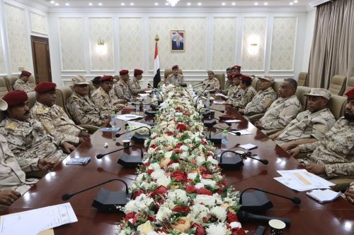 وزير الدفاع يعقد اجتماعاً بهيئتي العمليات الحربية والعمليات المشتركة 