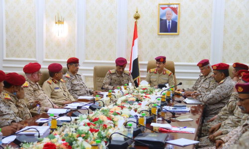 &rlm;وزير الدفاع يعقد اجتماعاً بهيئة الإسناد اللوجستي في عدن