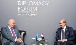 رئيس الوزراء وزير الخارجية يلتقي المفوض السامي للأمم المتحدة لشؤون اللاجئين