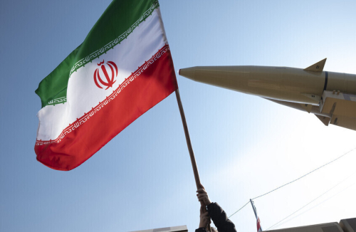 تصعيد عسكري في الخليج: الحرس الثوري يستهدف قواعد أمريكية في الإمارات وأبوظبي تدين "العدوان"