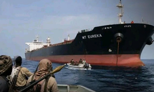 ساعات رعب في البحر.. قراصنة يختطفون ناقلة نفط تقل بحارة مصريين