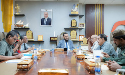 محافظ العاصمة عدن يناقش مع رئيس مصلحة السجون ومدير الأمن أوضاع النزلاء وتعزيز التنسيق مع النيابة والقضاء