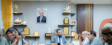 محافظ العاصمة عدن يناقش مع رئيس مصلحة السجون ومدير الأمن أوضاع النزلاء وتعزيز التنسيق مع النيابة والقضاء