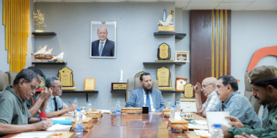 محافظ العاصمة عدن يناقش مع رئيس مصلحة السجون ومدير الأمن أوضاع النزلاء وتعزيز التنسيق مع النيابة والقضاء