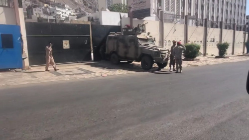 محافظ عدن عبدالرحمن شيخ اليافعي يوجّه بـ"الضرب بيد من حديد" وقمع الاحتجاجات السلمية المطالبة بالخدمات