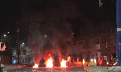 عدن تغلي تحت وطأة الأزمات.. احتجاجات شعبية غاضبة تحمل المحافظ عبدالرحمن شيخ مسؤولية انهيار الخدمات