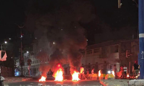 عدن تغلي تحت وطأة الأزمات.. احتجاجات شعبية غاضبة تحمل المحافظ عبدالرحمن شيخ مسؤولية انهيار الخدمات