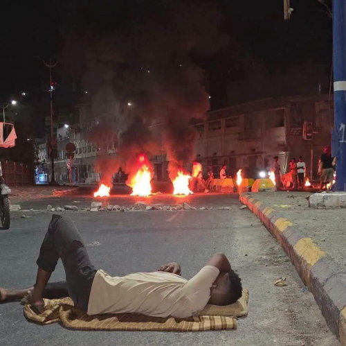 عدن تغلي تحت وطأة الأزمات.. احتجاجات شعبية غاضبة تحمل المحافظ عبدالرحمن شيخ مسؤولية انهيار الخدمات